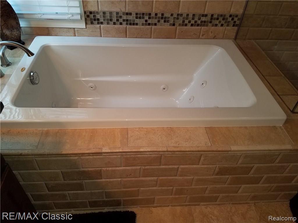 460 Mayapple Court Rochester, MI 48307 - Photo 11 of 30 Mayapple jetted tub.jpg
