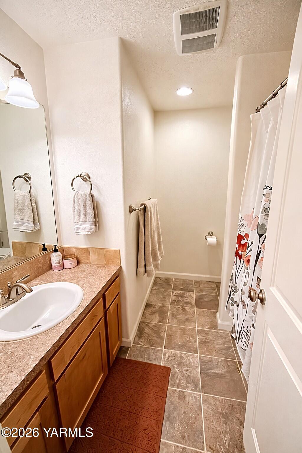 903 Cascade Avenue Moxee, WA 98936 - Photo 9 of 17 009Main bathroom