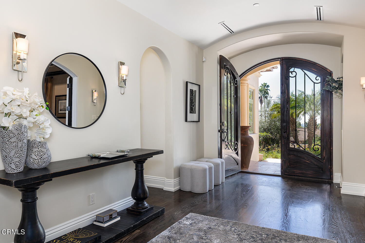 1610 Kinneloa Mesa Road Pasadena, CA 91107 - Photo 5 of 72 a living room with furniture and a mirror