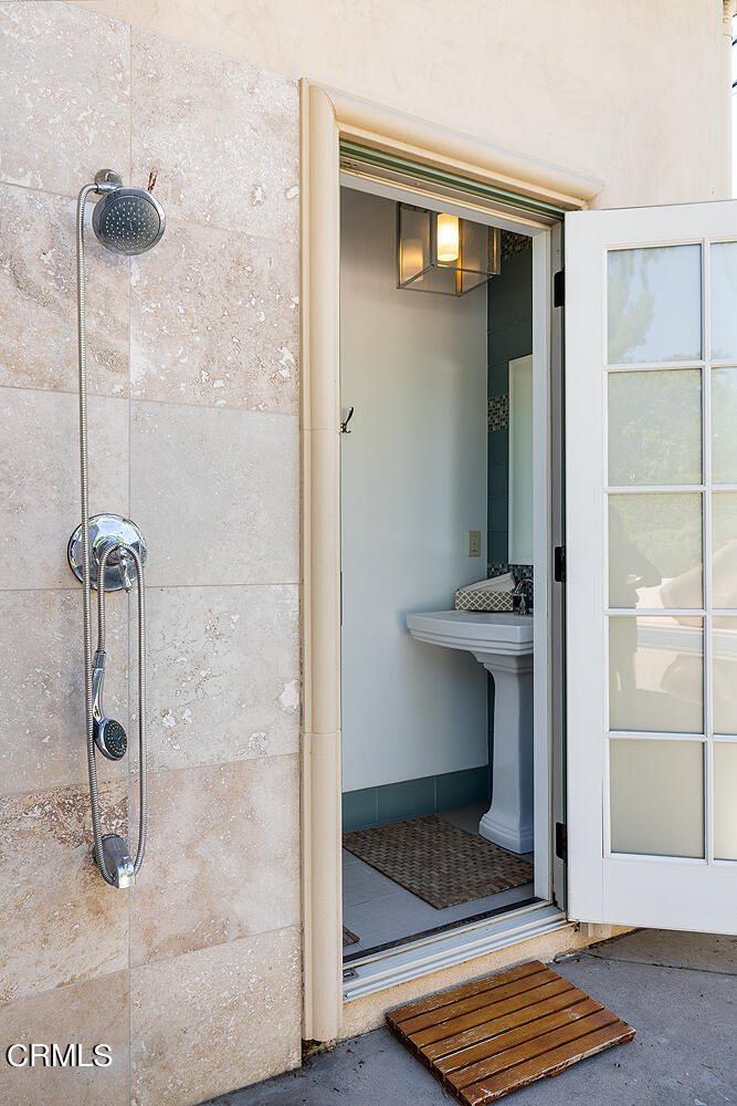 1610 Kinneloa Mesa Road Pasadena, CA 91107 - Photo 58 of 72 a bathroom with a shower