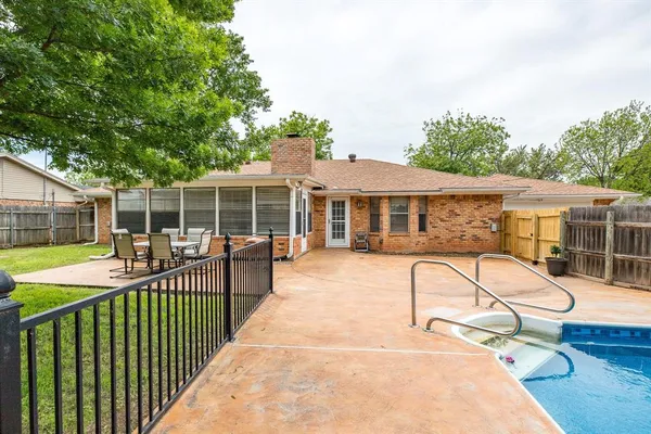a view of a house with backyard and sitting area