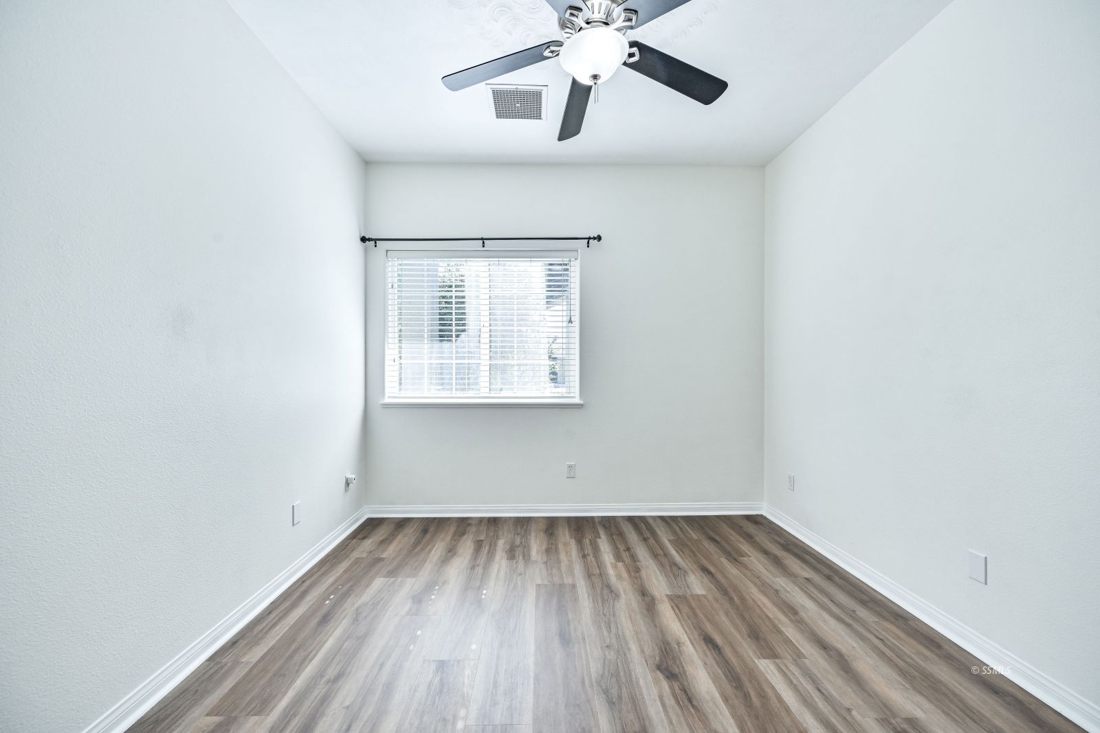 425 Acacia Street Ridgecrest, CA 93555 - Photo 20 of 49 an empty room with a window and ceiling fan