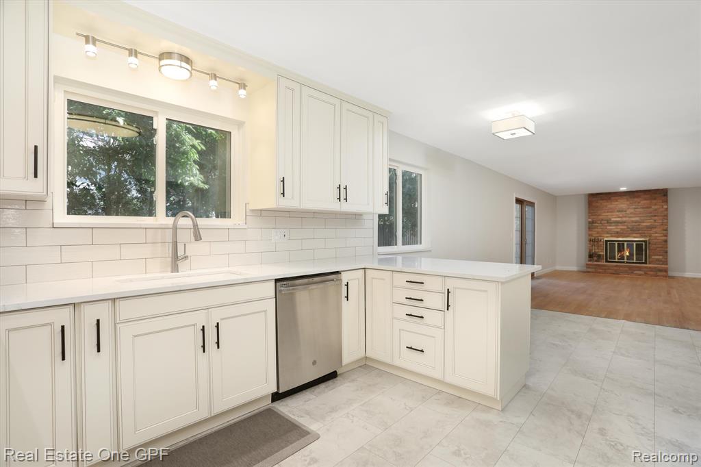 724 South Rosedale Court Grosse Pointe Woods, MI 48080 - Photo 7 of 31