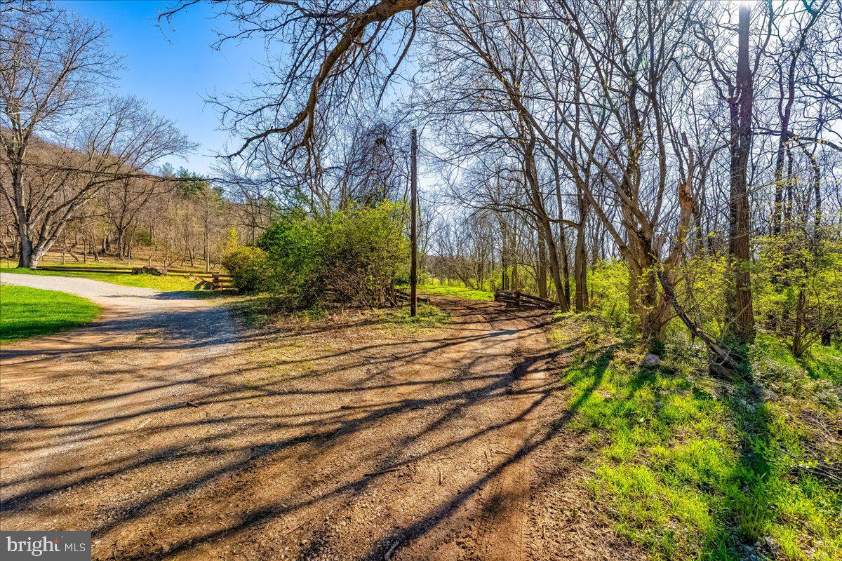 19133 Geeting Road Keedysville, MD 21756 - Photo 2 of 31 Driveway to the RIGHT!