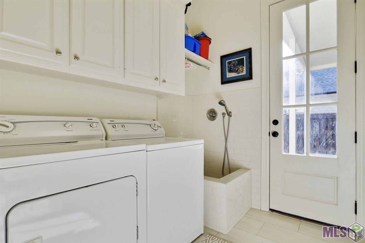 1962 Sugar Cane Baton Rouge, LA 70810 - Photo 13 of 19 Laundry Room with Dog Bath