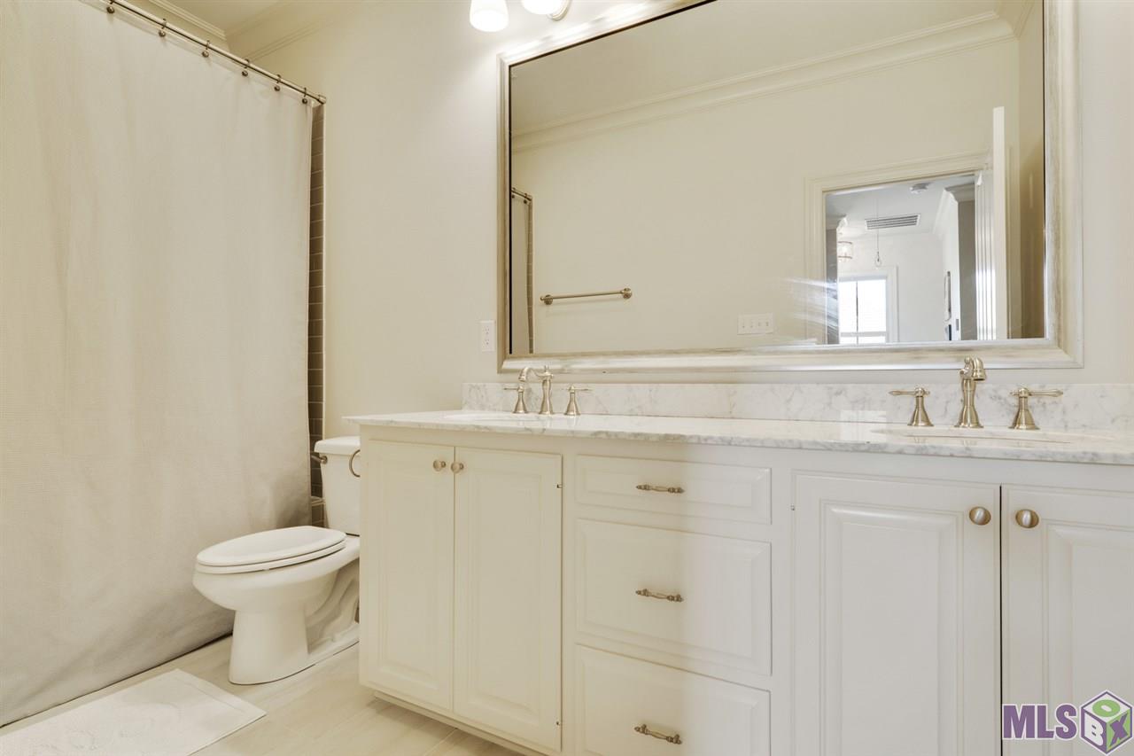 1962 Sugar Cane Baton Rouge, LA 70810 - Photo 17 of 19 Upstairs Bathroom