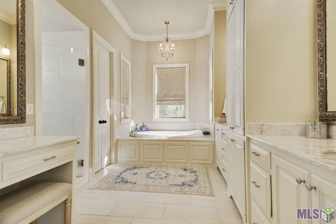 1962 Sugar Cane Baton Rouge, LA 70810 - Photo 10 of 19 Master Bathroom