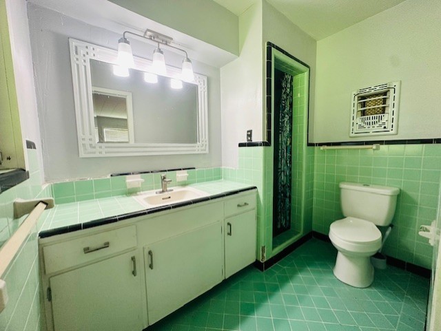 409 Koehl Street Wharton, TX 77488 - Photo 12 of 17 a bathroom with a toilet sink and mirror