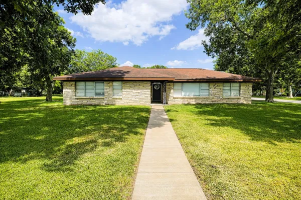 a front view of house with yard