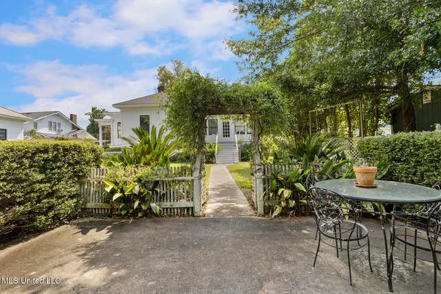 $365,000 | 208 West Georgetown Street, Crystal Springs, MS 39059