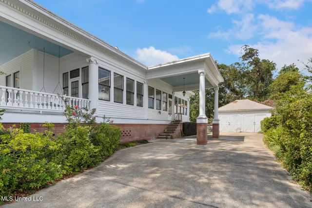 $365,000 | 208 West Georgetown Street, Crystal Springs, MS 39059