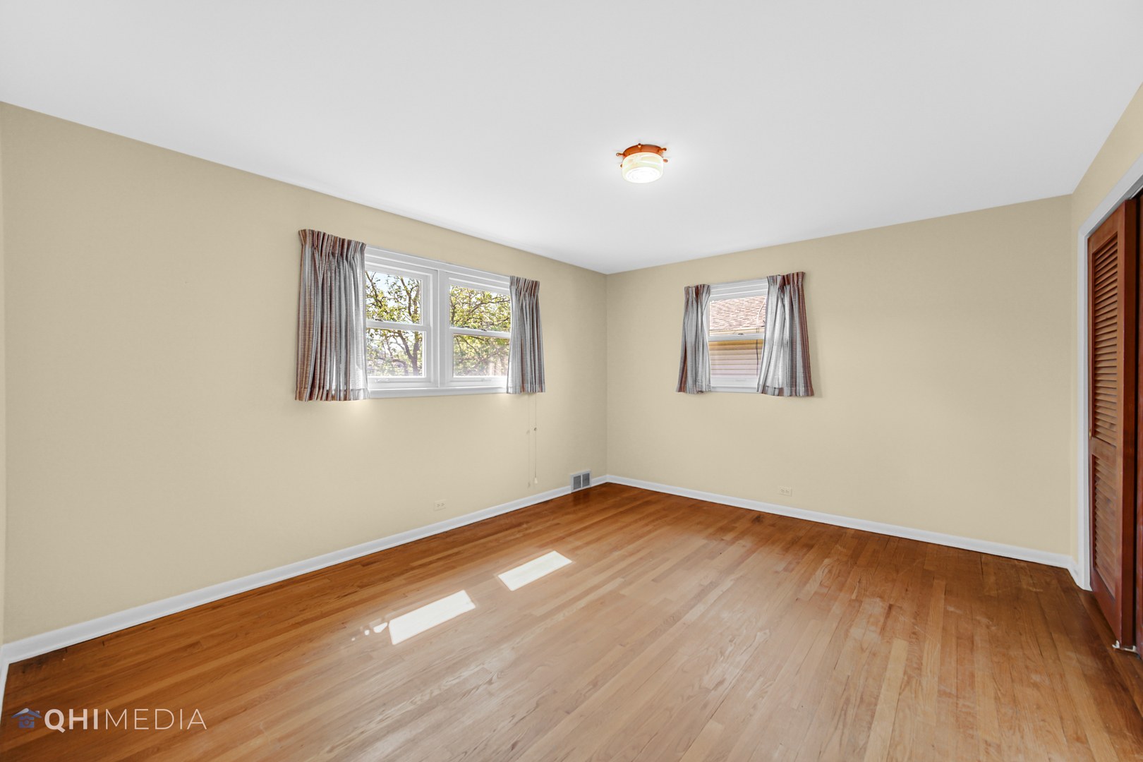 123 South Ridge Avenue Arlington Heights, IL 60005 - Photo 11 of 37 a view of an empty room with wooden floor and a window