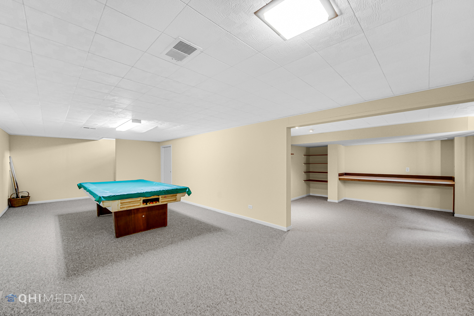 123 South Ridge Avenue Arlington Heights, IL 60005 - Photo 16 of 37 a room with furniture and white walls