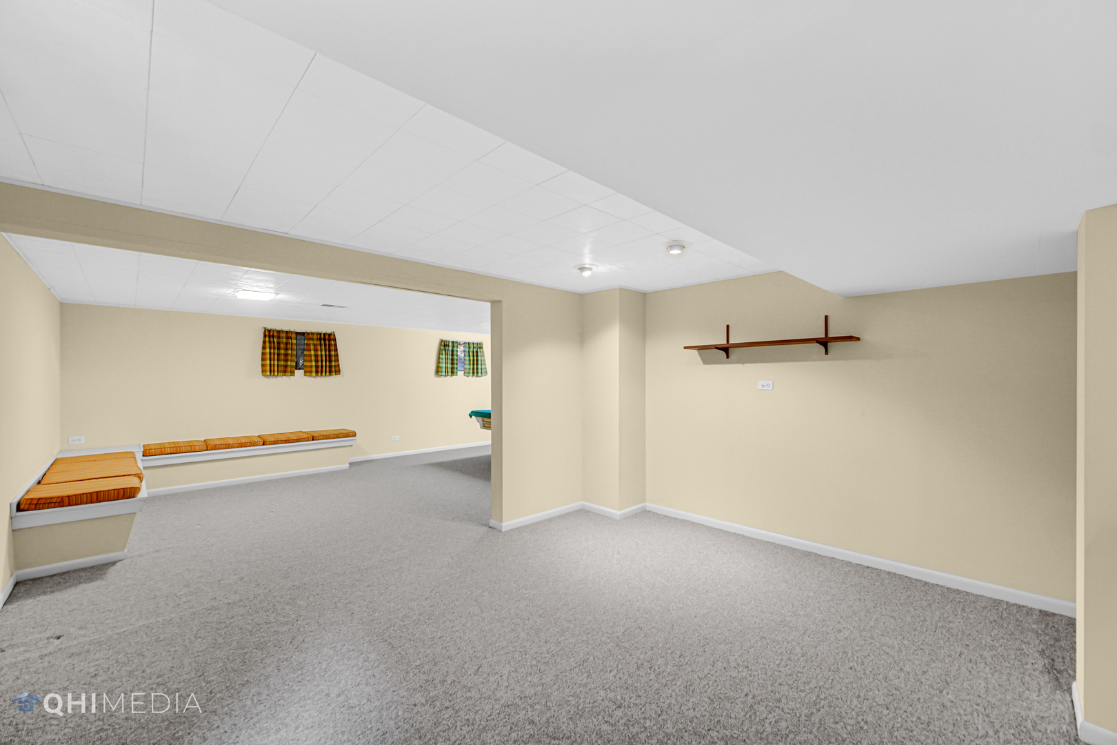 123 South Ridge Avenue Arlington Heights, IL 60005 - Photo 17 of 37 a view of a livingroom with a staircase