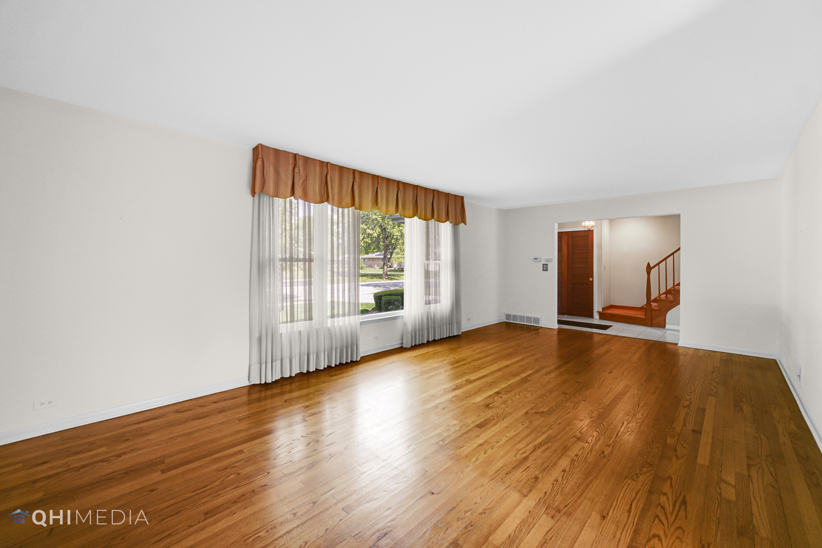 123 South Ridge Avenue Arlington Heights, IL 60005 - Photo 19 of 37 a view of an empty room with wooden floor and a window