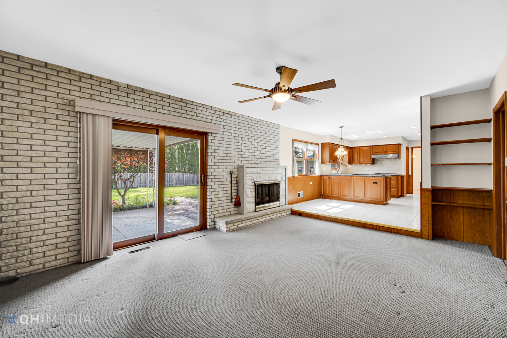 123 South Ridge Avenue Arlington Heights, IL 60005 - Photo 3 of 37 a view of a indoor garage