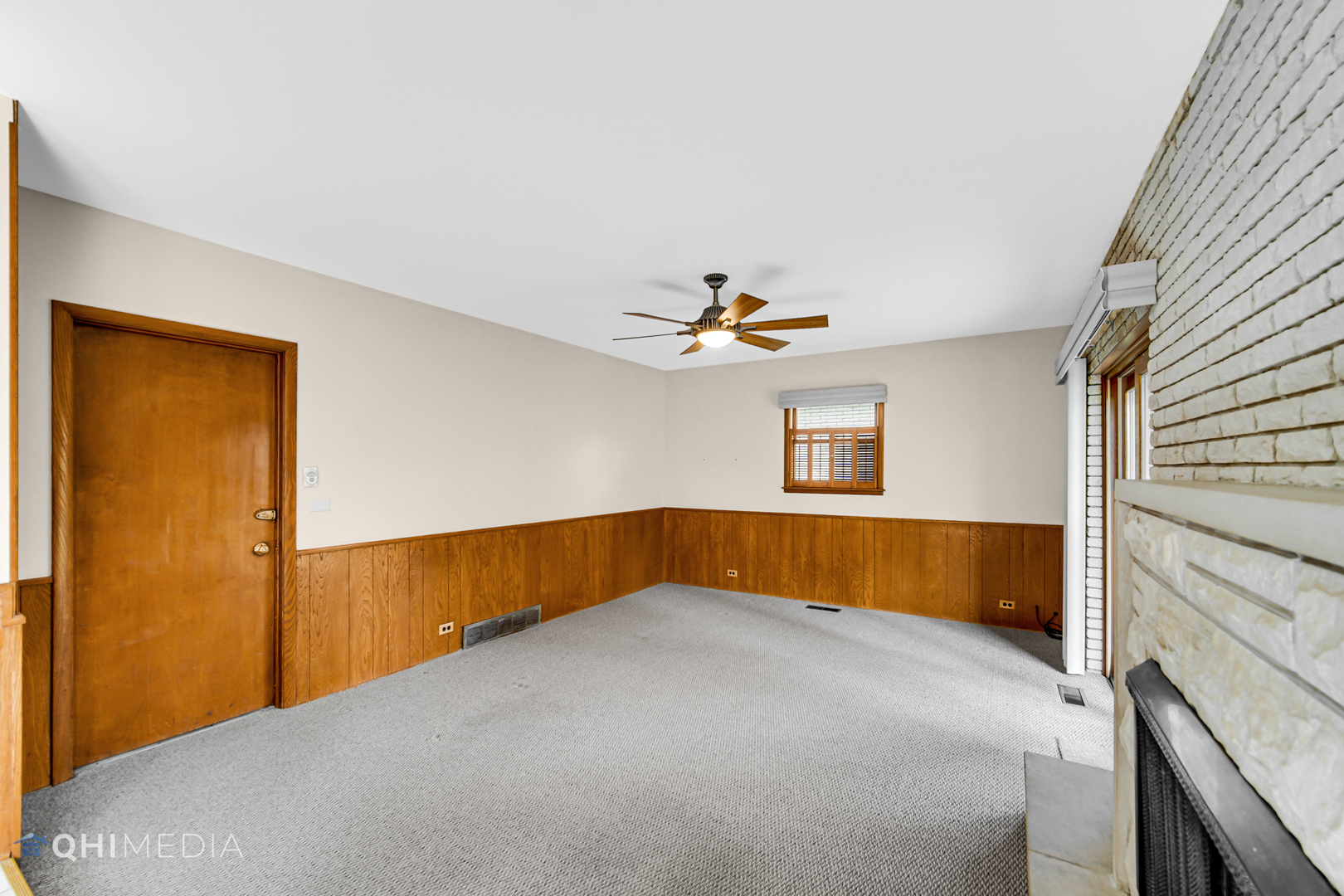 123 South Ridge Avenue Arlington Heights, IL 60005 - Photo 4 of 37 a bedroom with a bed and a window