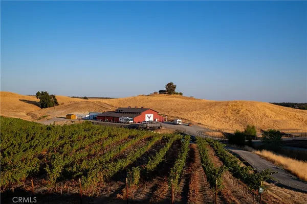 a view of a pathway next to a building