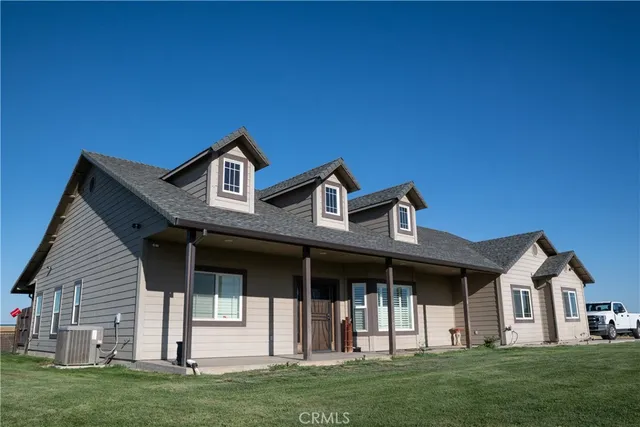 a view of a house with backyard and porch