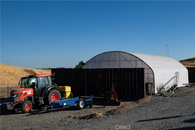 a view of livingroom with furniture