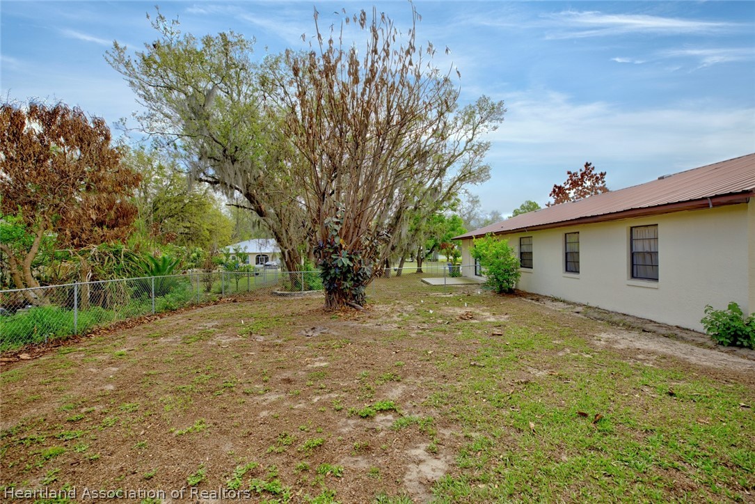 2052 West Stryker Road Avon Park, FL 33825 - Photo 40 of 45 a backyard of a house with table and chairs