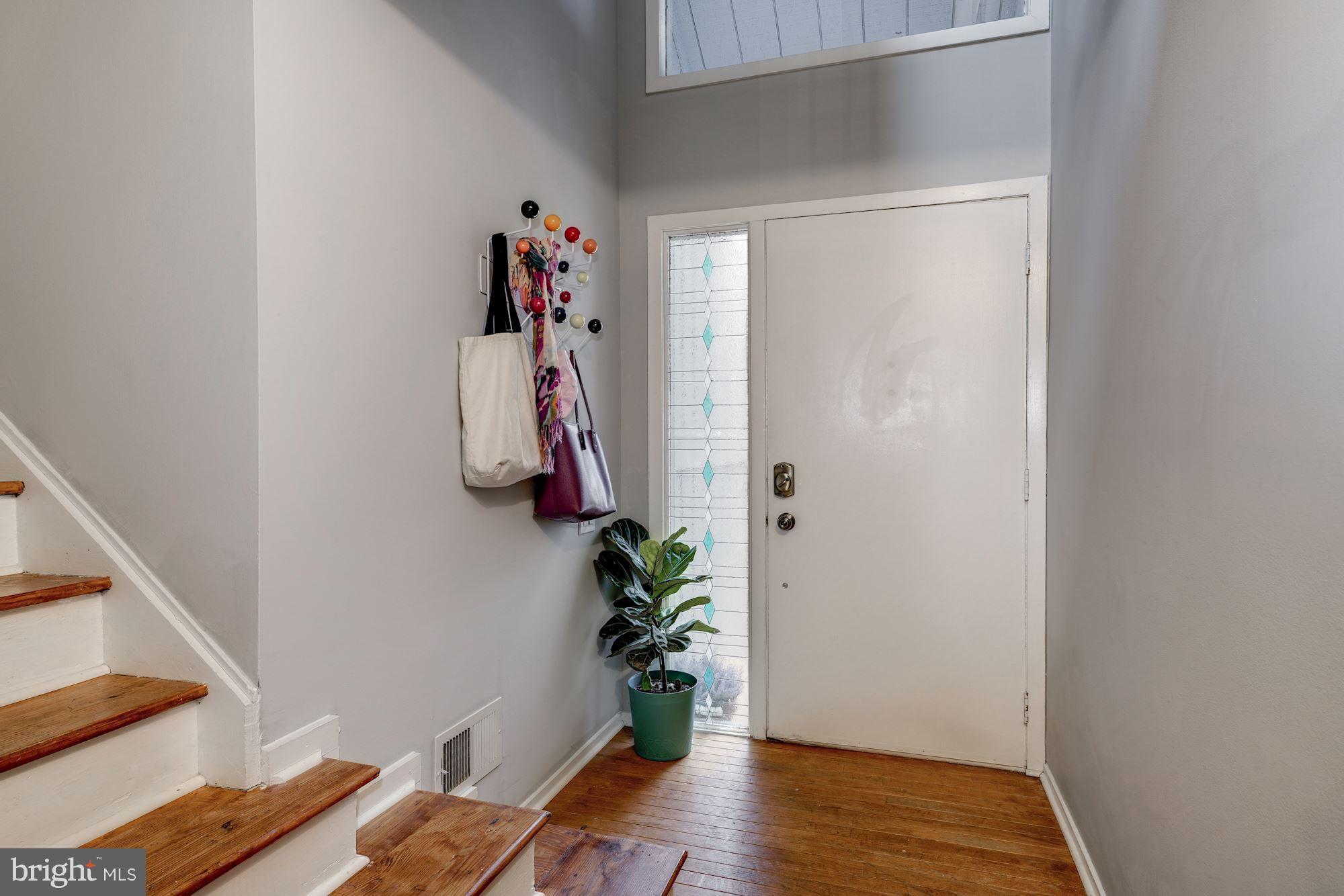 11184 Glade Drive Reston, VA 20191 - Photo 3 of 21 Gallery Image 3