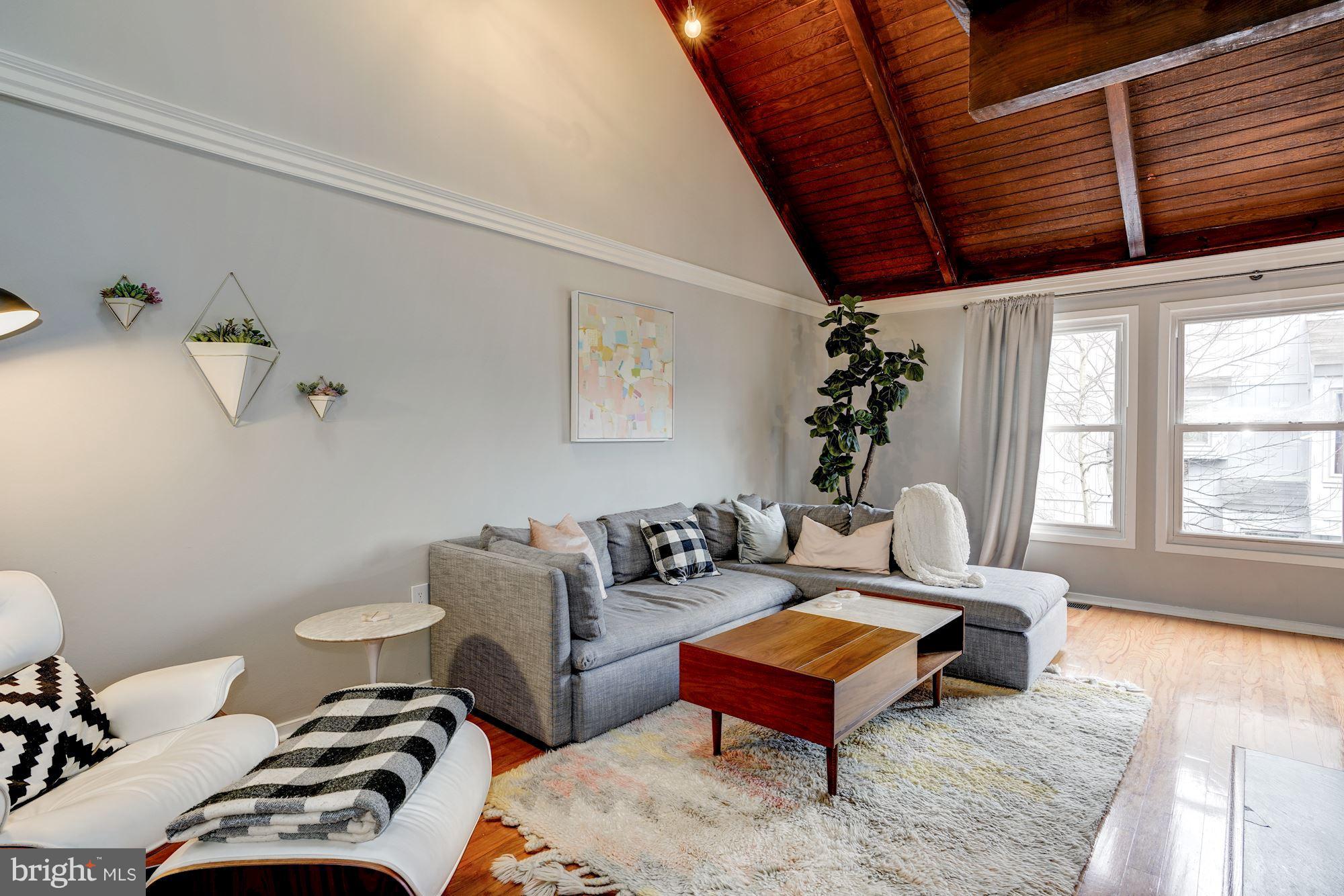 11184 Glade Drive Reston, VA 20191 - Photo 4 of 21 Gallery Image 4