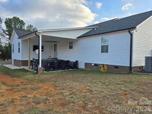 a view of a house with a backyard