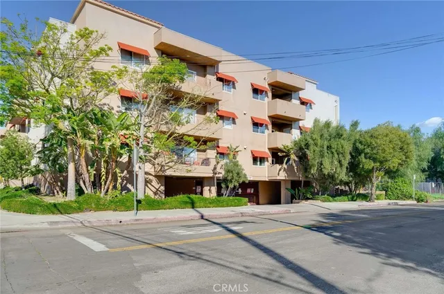 $639,000 | 9610 Zelzah Avenue, Unit 301, Northridge, CA 91325