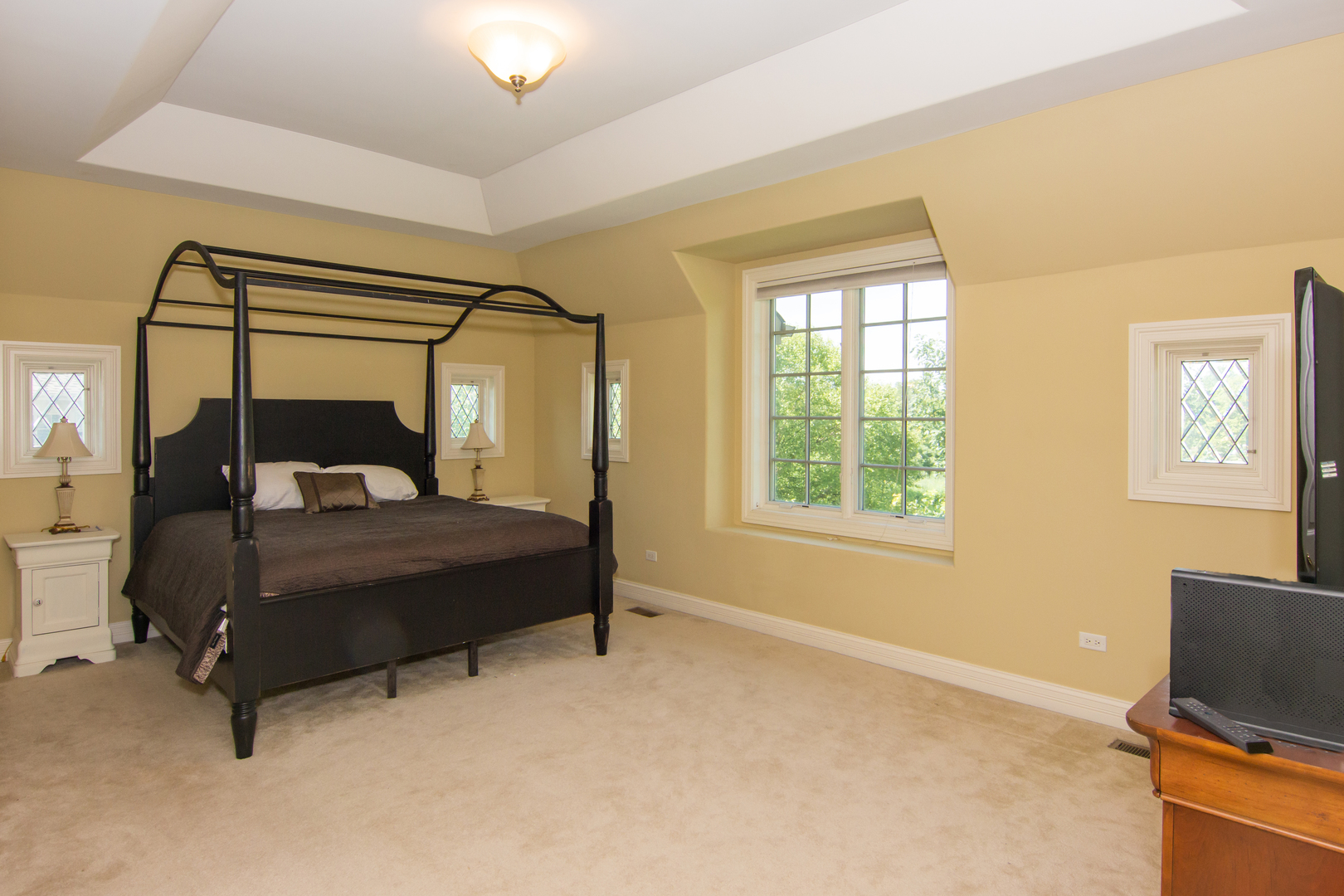 26 Willowcrest Drive Oak Brook, IL 60523 - Photo 6 of 17 a bedroom with a bed and window