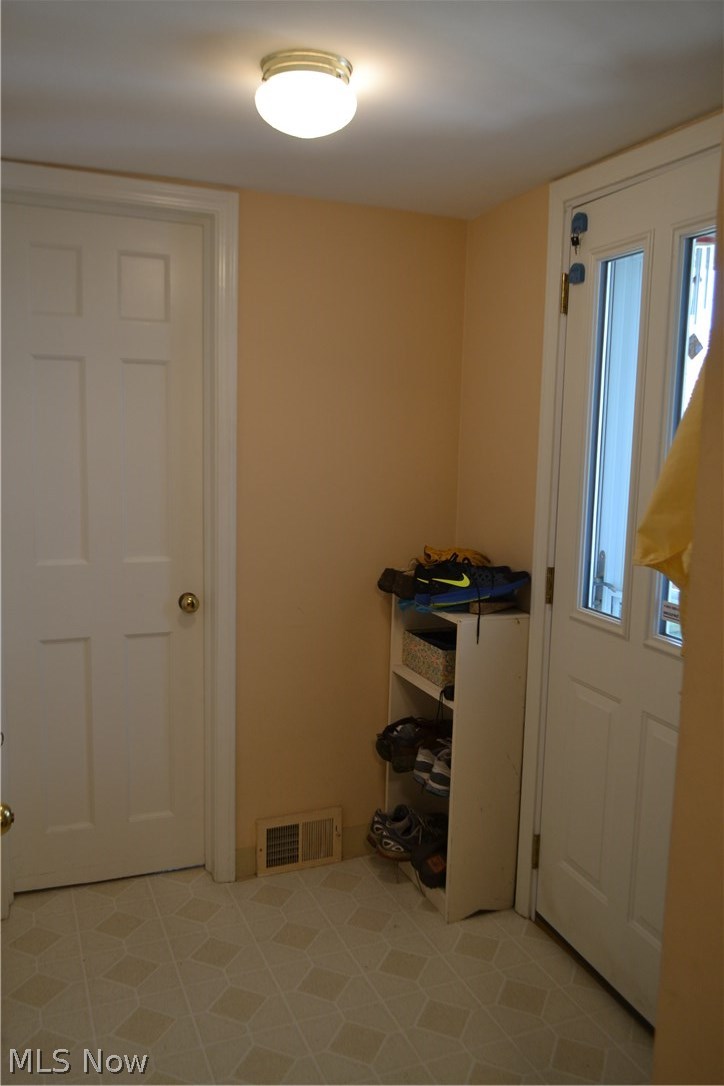 830 Quilliams Road Cleveland Heights, OH 44121 - Photo 18 of 35 Mud room.