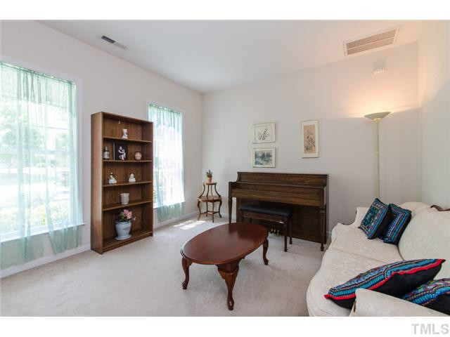 7565 Silver View Lane Raleigh, NC 27613 - Photo 3 of 25 Living Room