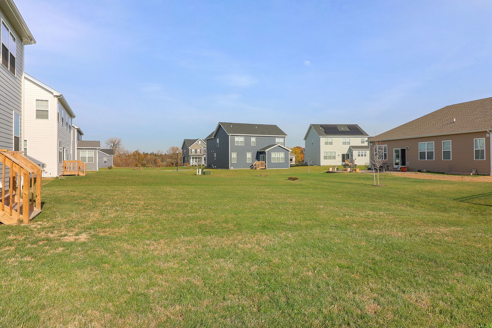 3539 Crosswater Court Elgin, IL 60124 - Photo 24 of 26 a view of a big room with table and chairs