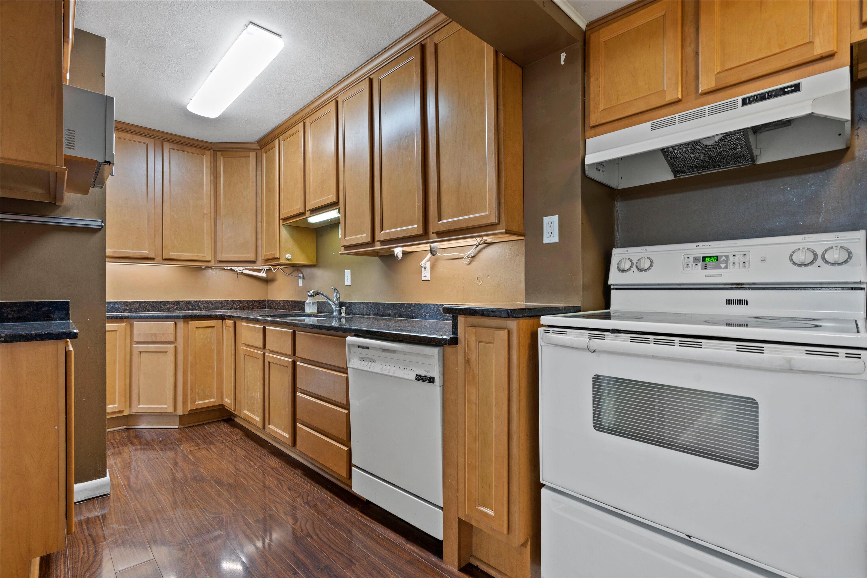 5006 North Port Washington Road Glendale, WI 53217 - Photo 3 of 20 07-DSC04122