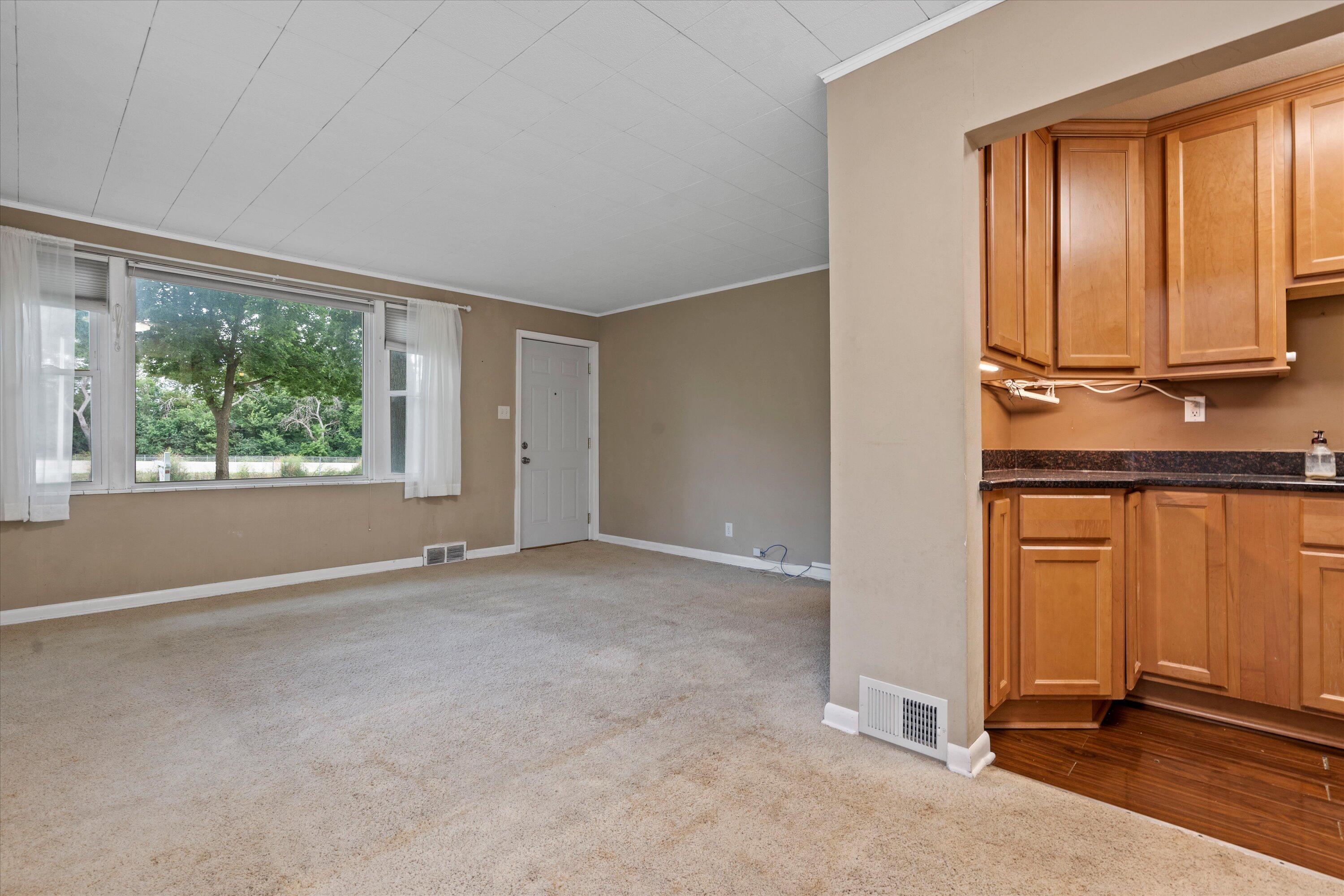 5006 North Port Washington Road Glendale, WI 53217 - Photo 9 of 20 14-DSC04155