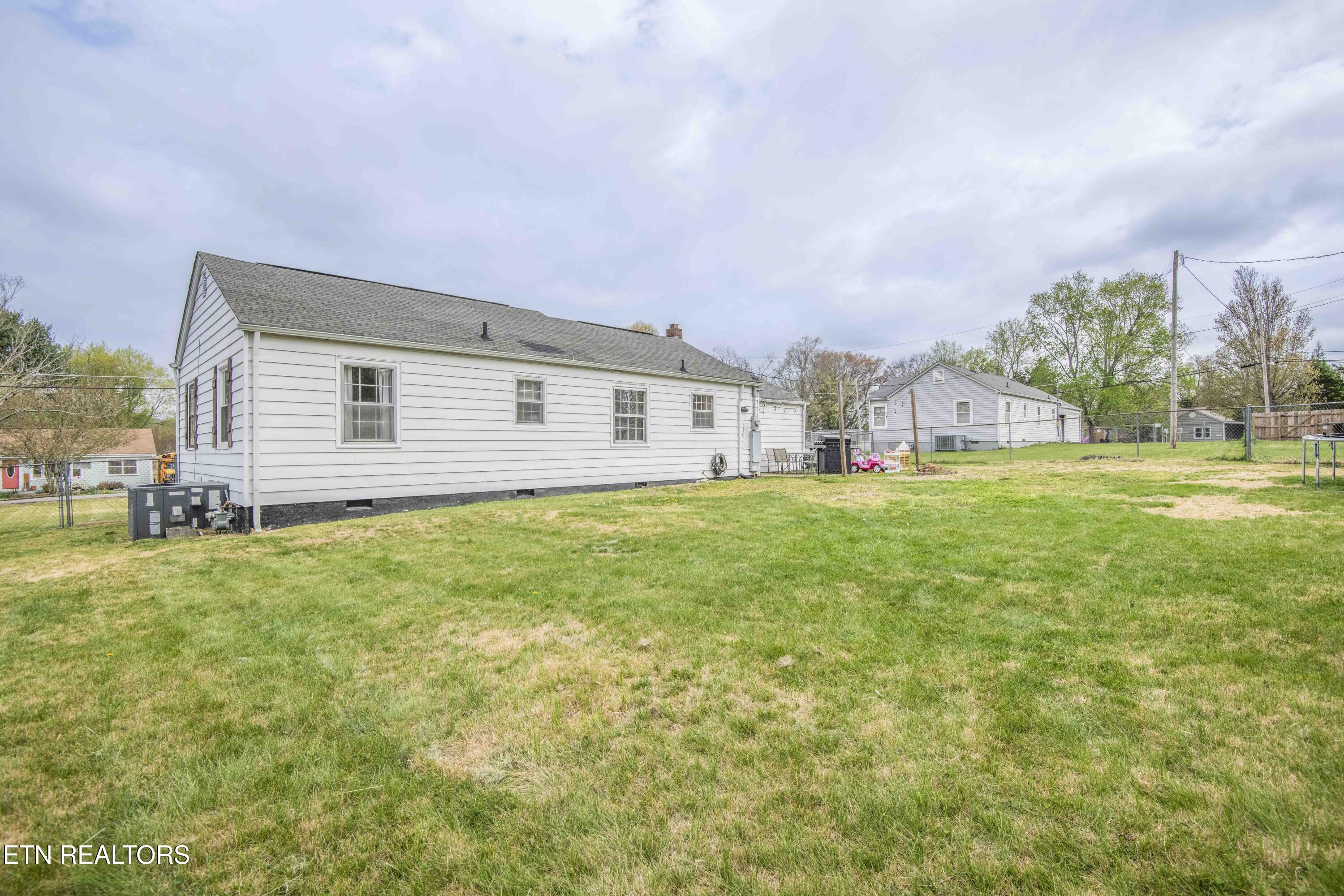 302 Hamilton Road Knoxville, TN 37920 - Photo 35 of 40 yard 5_1