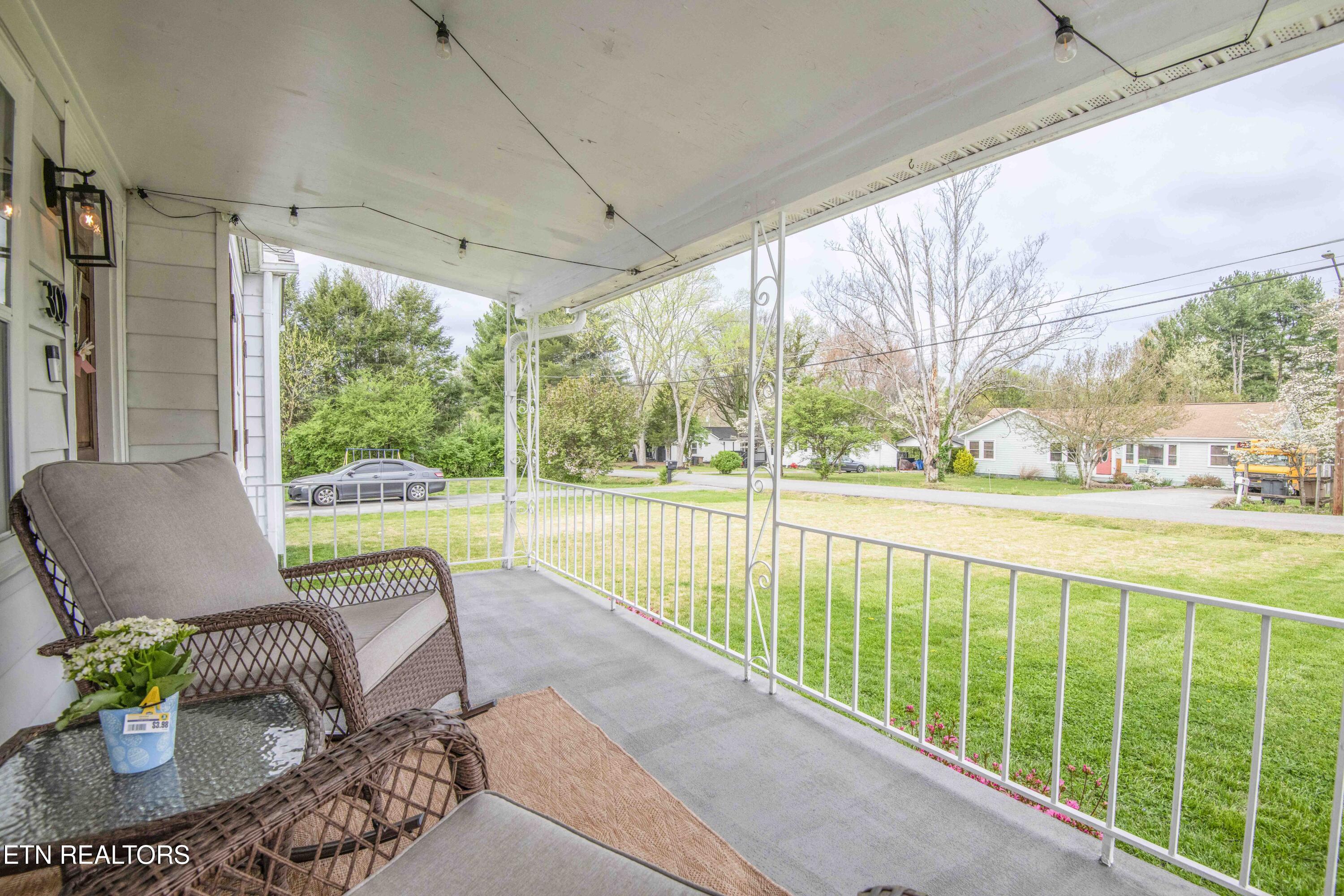 302 Hamilton Road Knoxville, TN 37920 - Photo 4 of 40 porch_1