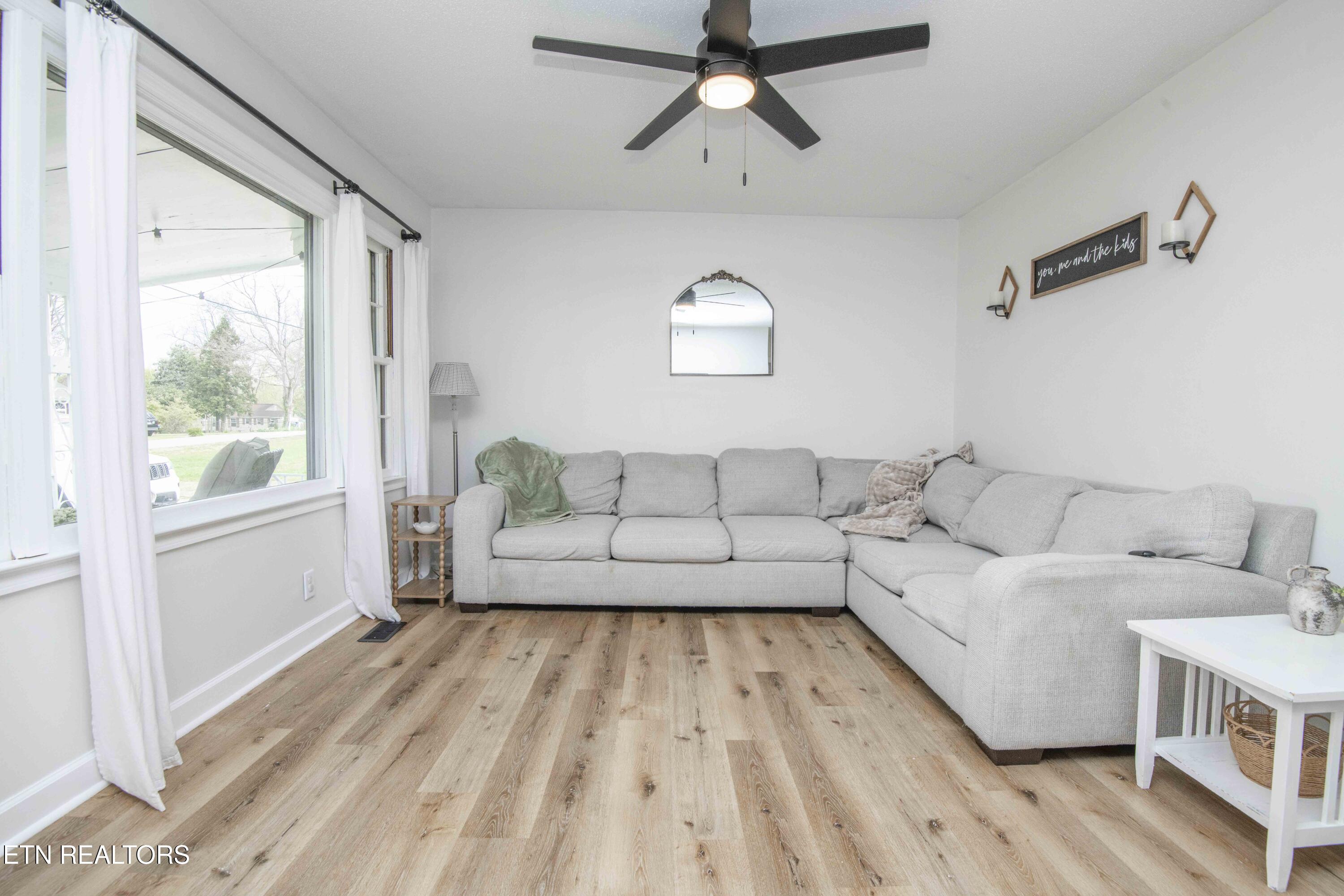 302 Hamilton Road Knoxville, TN 37920 - Photo 6 of 40 living 2_1