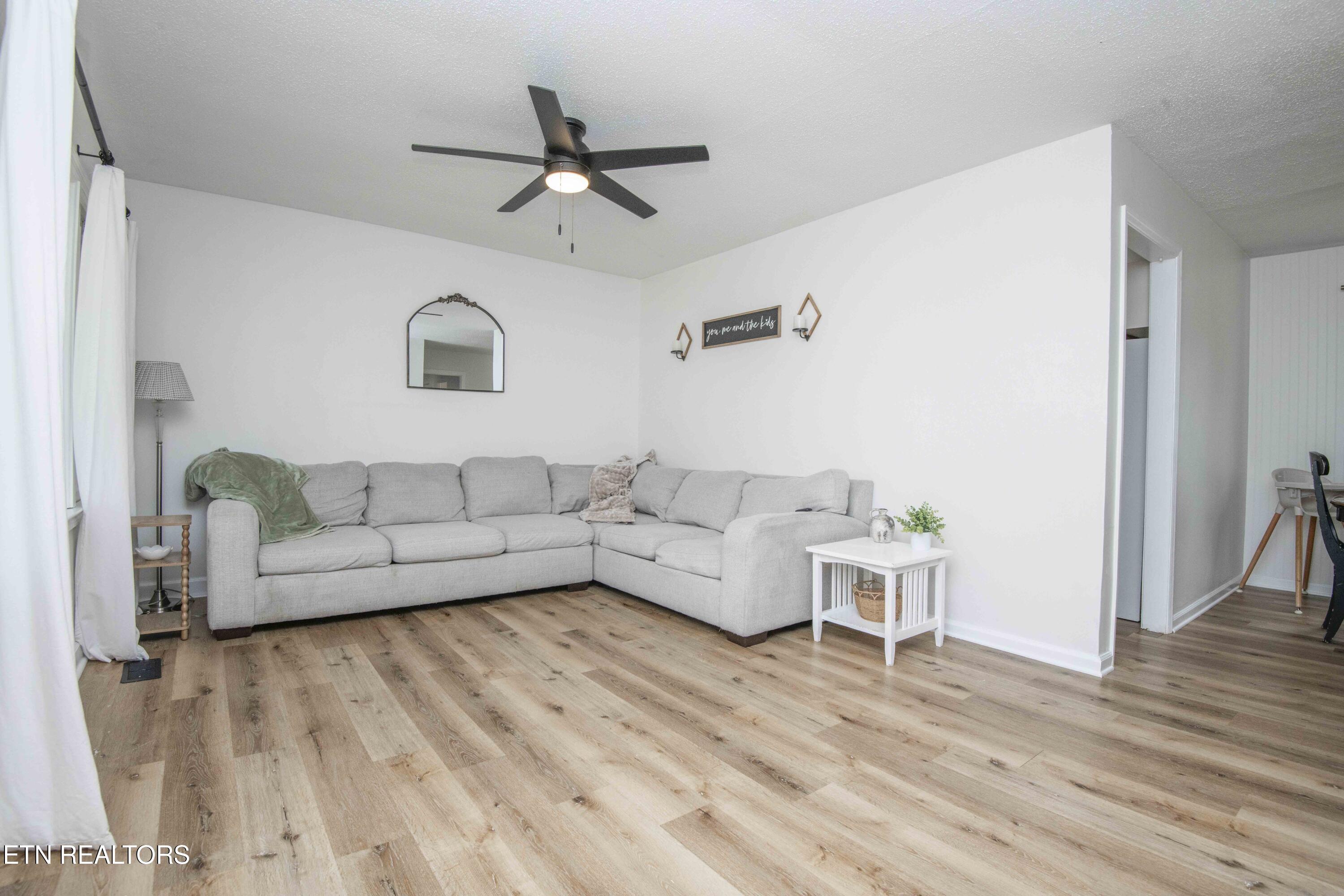302 Hamilton Road Knoxville, TN 37920 - Photo 7 of 40 living 3_1