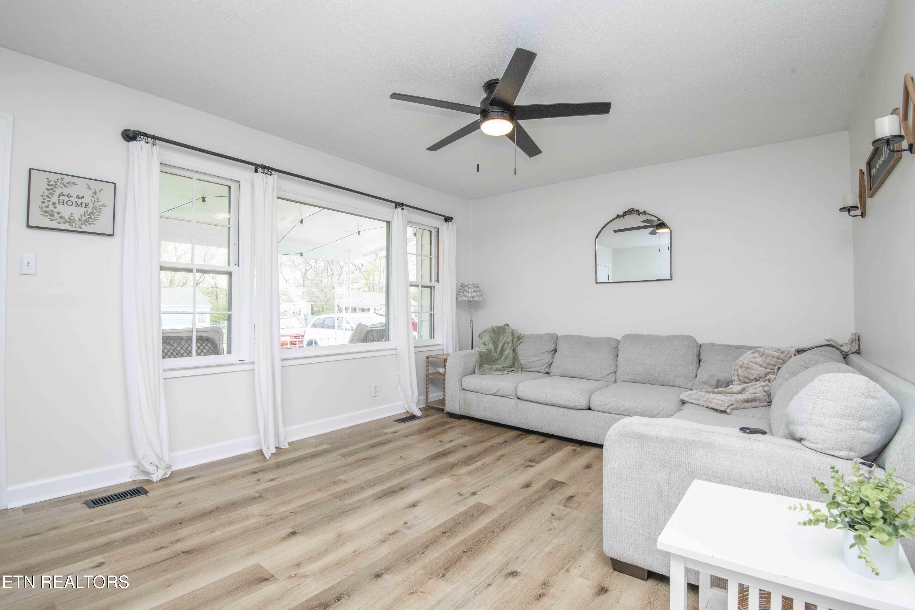 302 Hamilton Road Knoxville, TN 37920 - Photo 10 of 40 living 1_1