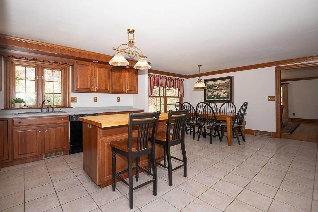 8 Old Stafford Road Holland, MA 01521 - Photo 7 of 38