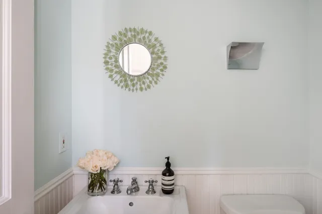 $2,950,000 | 6 Old Orchard Lane, East Hampton, NY 11937