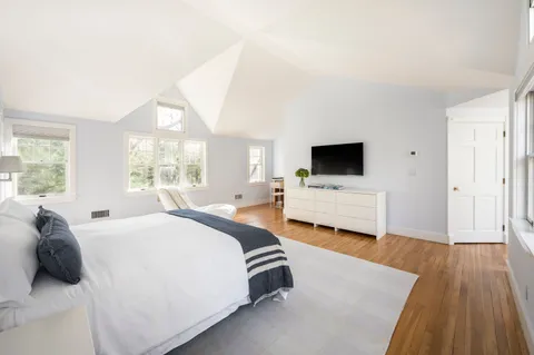 $2,950,000 | 6 Old Orchard Lane, East Hampton, NY 11937