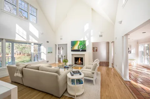 $2,950,000 | 6 Old Orchard Lane, East Hampton, NY 11937