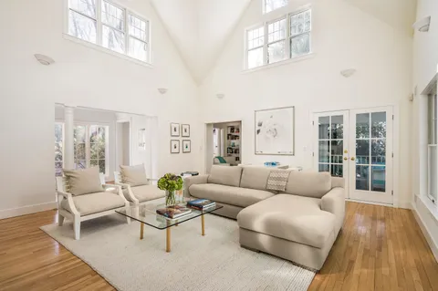 $2,950,000 | 6 Old Orchard Lane, East Hampton, NY 11937