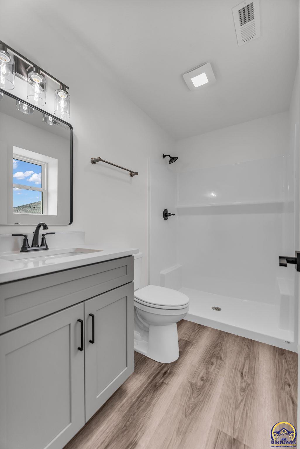 1925 Northwest Vail Court Topeka, KS 66608 - Photo 18 of 24 Primary Bath