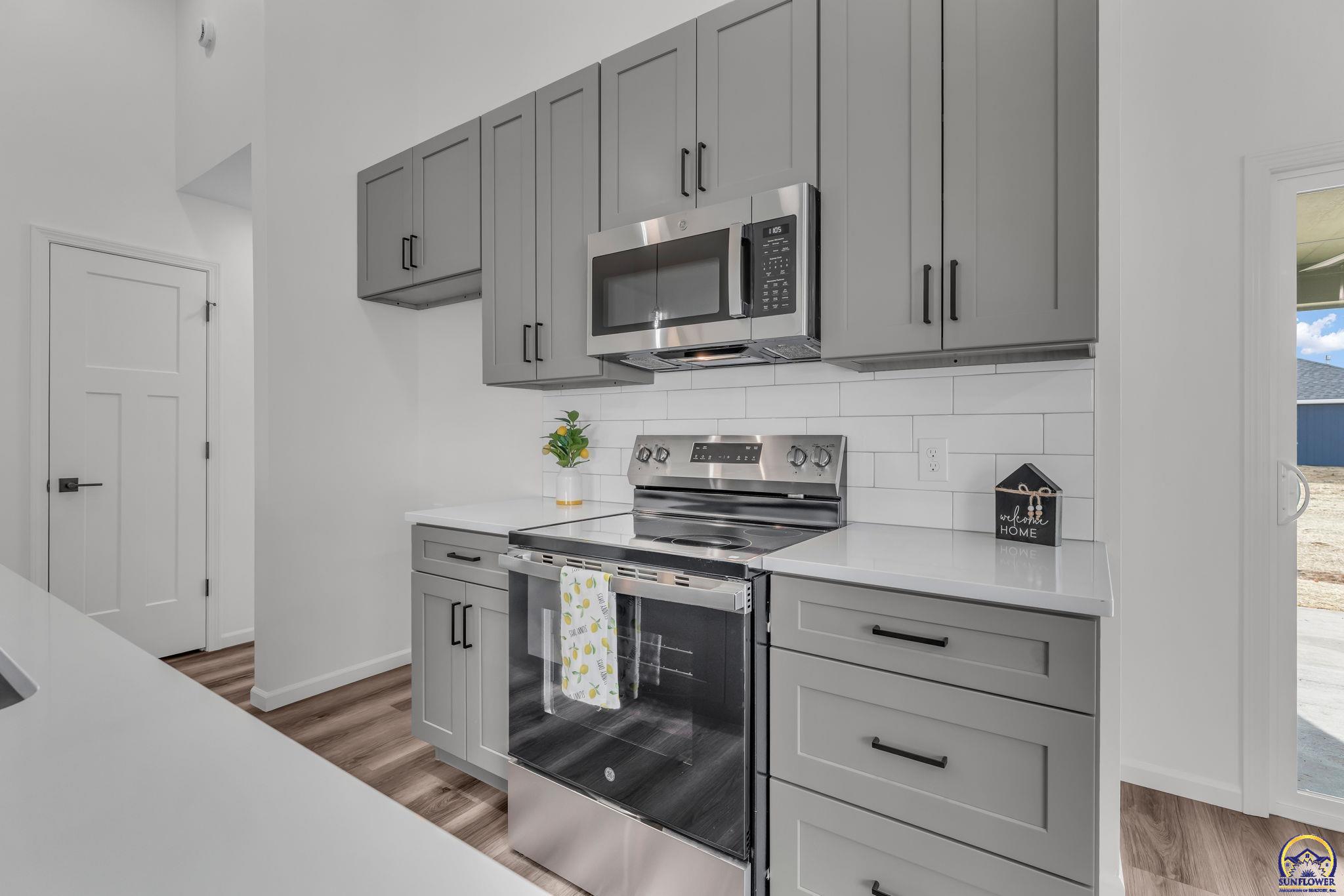 1925 Northwest Vail Court Topeka, KS 66608 - Photo 8 of 24