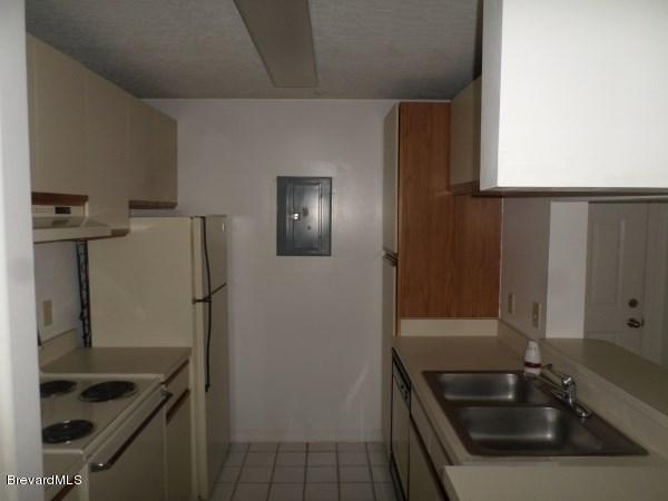 7667 North Wickham Road, Unit 609 Melbourne, FL 32940 - Photo 4 of 10 Kitchen
