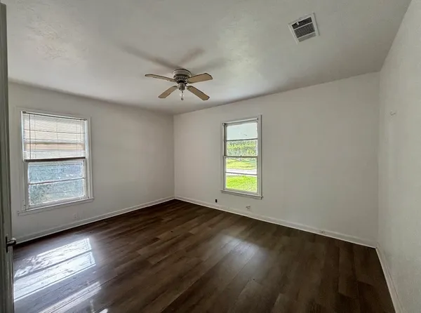 $1,575 | 612 Winding Way Street, Lake Jackson, TX 77566