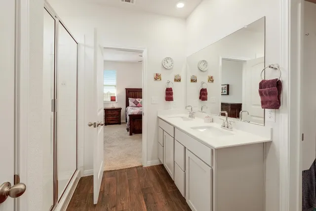 a en suite bathroom with a double vanity sink and mirror